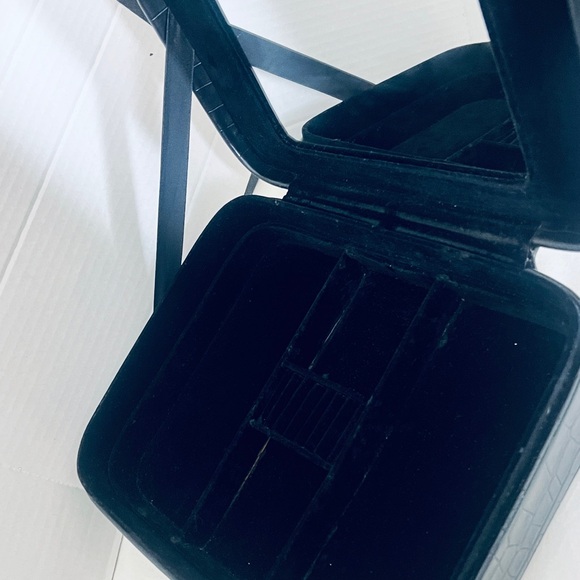 Snakeskin Top Handle TRAVEL JEWELRY CASE with Mirror and 5 Dividers. Black - Picture 9 of 16